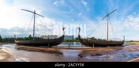 Vue panoramique sur les deux bateaux vikings sur le quai de la baie de Vyborg, Salakkalahti, l'Oblast de Léningrad, en Russie Banque D'Images