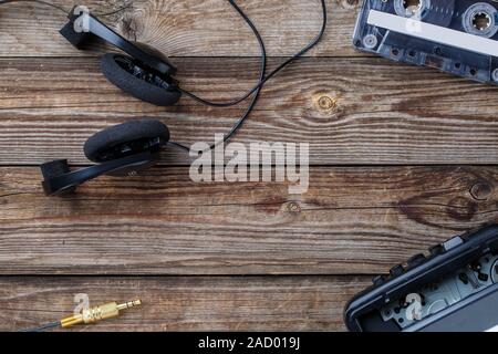 Cassette, lecteur de cassettes et d'écouteurs sur la table en bois. vue d'en haut. Banque D'Images