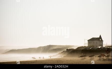 Matin surfers dans peniche Banque D'Images