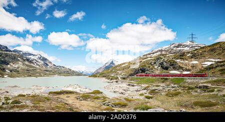 Col de la Bernina - Train Rouge (Suisse) Banque D'Images