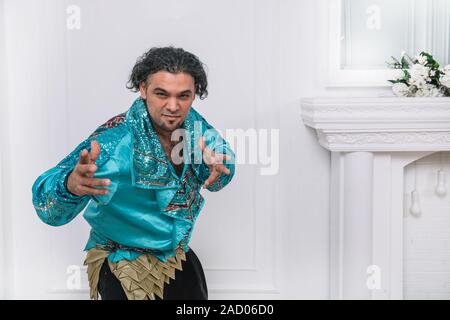 Portrait of attractive male dancer in costume Gitane Banque D'Images