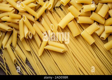 Portrait de matières premières, les pâtes italiennes faites maison, spaghetti, macaroni fettucine et Banque D'Images