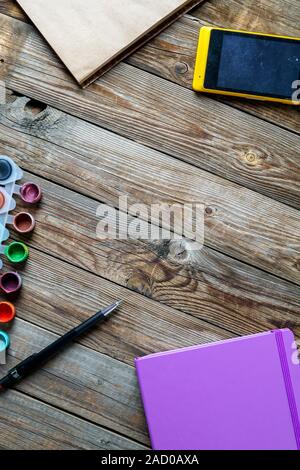 Aquarelles, crayons de couleur et d'esquisses sur table en bois. Mise à plat des photos avec l'espace vide pour logo, texte. Banque D'Images