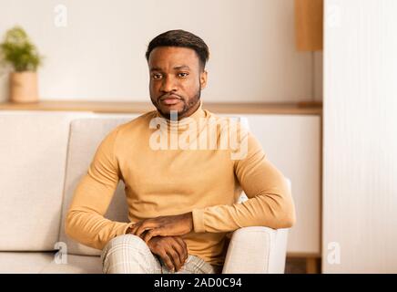 Certain African American Businessman Sitting on Sofa Indoor Banque D'Images