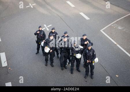 29 novembre, 2019 - Cologne, Allemagne. À la Police vendredi pour le climat futur grève. 4ème journée mondiale d'action initiée par les jeunes appelant à Banque D'Images