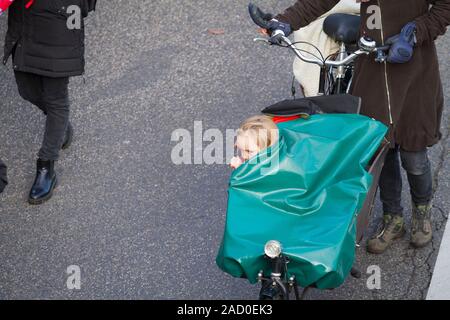 29 novembre, 2019 - Cologne, Allemagne. Enfant dans un vélo cargo pendant la grève vendredi pour le climat futur. 4ème journée mondiale d'action initiée par les jeunes Banque D'Images