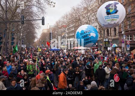 29 novembre, 2019 - Cologne, Allemagne. Vendredi pour le climat futur grève. 4ème journée mondiale d'action initiée par les jeunes appelant à un radical chan Banque D'Images