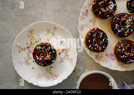 Des Mini Donuts chocolat/ Donuts Banque D'Images