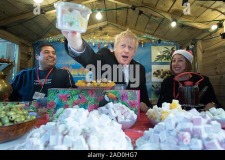 Premier ministre Boris Johnson aide à servir les clients à un loukoum décroche à un marché de Noël à Salisbury aujourd'hui alors que sur la campagne électorale générale trail dans le Wiltshire. PA Photo. Photo date : mardi 3 décembre 2019. Voir l'histoire des élections. LA POLITIQUE PA Crédit photo doit se lire : Stefan Rousseau/PA Wire Banque D'Images