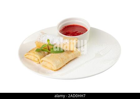 Crêpe avec de la confiture et feuille de menthe isolé sur fond whte Banque D'Images