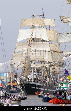 AMSTERDAM, Pays-Bas - le 19 août 2015 : trois-mâts barque Belem voilier dans le canal de la mer du Nord en route vers Amsterdam pour particiate dans la voile 2015 événement. Banque D'Images