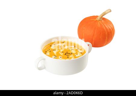 Potage à la citrouille végétarien avec ensemble de citrouille. Soupe de potiron d'automne. isolé sur fond blanc Banque D'Images