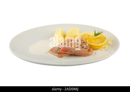 Pêcher le thon avec de la purée de pomme de terre et citron isolé sur fond blanc Banque D'Images