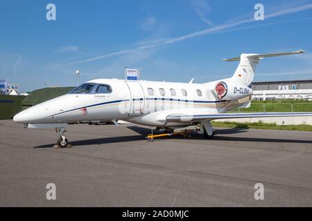 BERLIN, ALLEMAGNE - Apr 27, 2018 EEmbraer moderne : jet d'affaires Phenom 300 light plane sur l'affichage à l'ILA Berlin Air Show. Banque D'Images