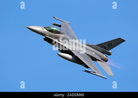 LEEUWARDEN, Pays-Bas - 19 avril 2018 : Royal Netherlands Air Force F16 fighter jet décollage au cours de l'exercice OTAN Frisian Flag. Banque D'Images