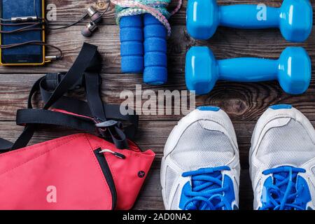 Chaussures et équipement de sport sur un sol en parquet, vue du dessus Banque D'Images
