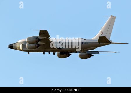 MILDENHALL, UK - Oct 12, 2018 : Royal Air Force Boeing RC-135W Rivet avion de reconnaissance militaire conjointe de la prise de la base aérienne de la RAF Mildenhall. Banque D'Images