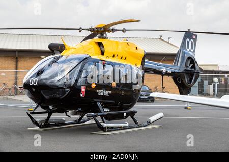 FAIRFORD, UK - Oct 13, 2018 : Airbus RAF H145 Jupiter HT.1 La défense de l'Hélicoptère Vol en hélicoptère sur l'affichage à l'École de la base aérienne de la RAF Fairford. Banque D'Images