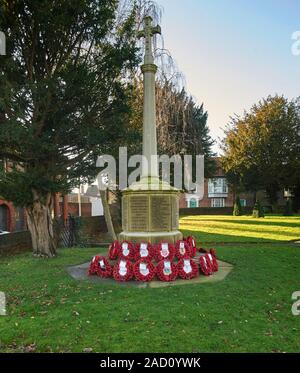 Les couronnes du souvenir autour du cénotaphe sur le terrain de l'église All Saints, Driffield, East Riding of Yorkshire, Angleterre, RU, FR. Banque D'Images