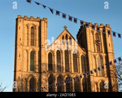 Bunting pavot pour le Jour du Souvenir et la façade ouest de la cathédrale de Ripon Ripon au coucher du soleil au nord Yorkshire Angleterre Banque D'Images