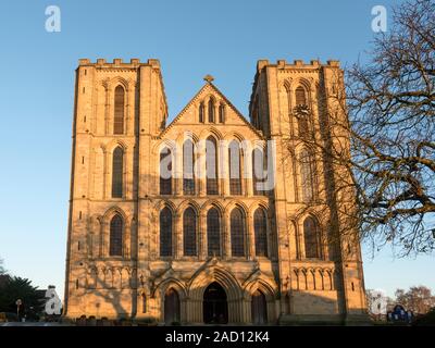 L'avant de l'ouest de la cathédrale de Ripon Ripon au coucher du soleil au nord Yorkshire Angleterre Banque D'Images