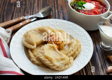 L'alimentation de l'Europe de l'est Ukrainien, russe, polonais. Vareniki Varenyky bortsch et,. Soupe de betteraves bortsch traditionnel et de Raviolis aux pommes de terre Banque D'Images