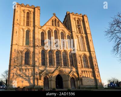 L'avant de l'ouest de la cathédrale de Ripon Ripon au coucher du soleil au nord Yorkshire Angleterre Banque D'Images