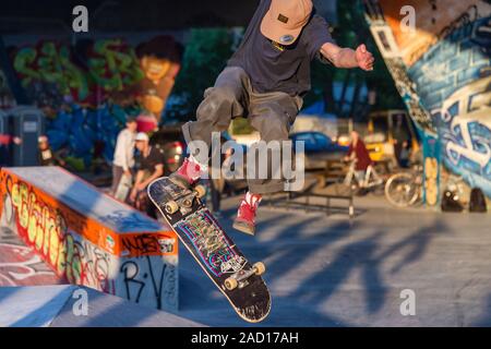 Montréal, Canada - 19 septembre 2019 : jeune skateur professionnel faire un tour de saut au Van Horne skatepark Banque D'Images