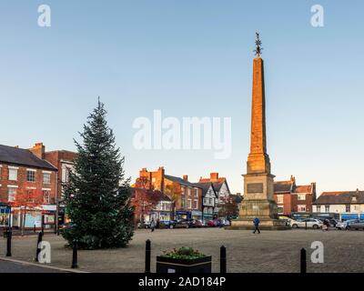 Ripon obélisque éclairé par la lumière au coucher du soleil sur le marché de Noël à Ripon North Yorkshire Angleterre Banque D'Images