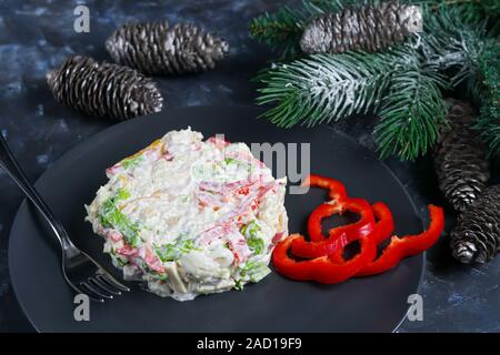 Salade de craquelins, Pékin, poivron, fromage à pâte dure, balyk. Habillée d'une sauce mayonnaise. Garnir de canneberges. Ambiance festive, Nouvel An di Banque D'Images