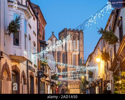 Les lumières de Noël le long de Kirkgate et à la tombée de la cathédrale de Ripon Ripon North Yorkshire Angleterre Banque D'Images