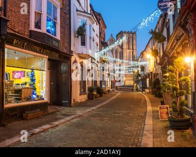 Les lumières de Noël le long de Kirkgate et à la tombée de la cathédrale de Ripon Ripon North Yorkshire Angleterre Banque D'Images