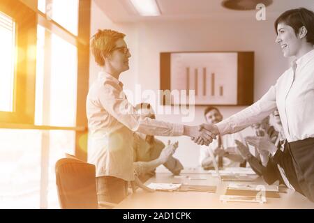 Poignée de main de femme d'affaires Banque D'Images