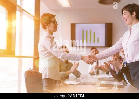 Poignée de main de femme d'affaires Banque D'Images