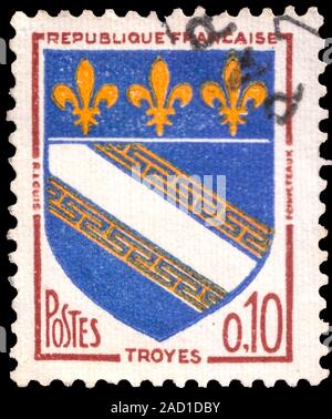 France - circa 1963. Timbre-poste imprimé en France et partie d'une série de symboles représentant des villes françaises. Circa 1963 Banque D'Images