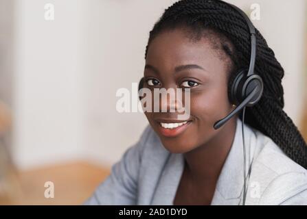 Portrait de belle femme noire customer service manager dans le casque Banque D'Images