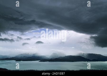 Nuages d'orage sur la baie Kachemak / Homer - péninsule de Kenai Banque D'Images