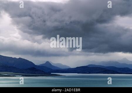 Nuages d'orage sur la baie Kachemak / Homer - péninsule de Kenai Banque D'Images