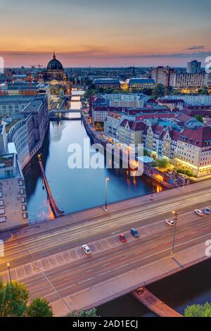 Coucher du soleil à la rivière Spree à Berlin avec la cathédrale à l'arrière Banque D'Images