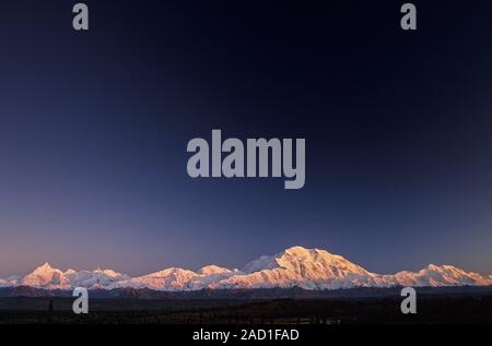 Le mont Denali, Brooks et Mount Foraker dans dusk / Denali National Park - Alaska Banque D'Images