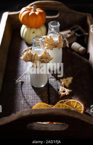 Biscuits maison accrochées sur les bouteilles de lait.dessert sucré.Hiver déco.L'alimentation saine Banque D'Images