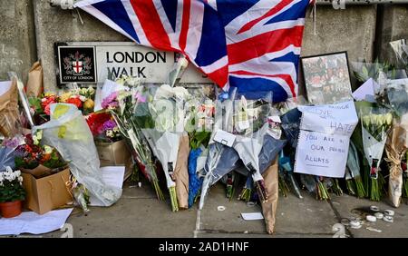 Attaque terroriste à Londres. Tributs floraux ont été laissés sur le pont de Londres à la suite de l'attaque terroriste à poissonnier's Hall, London Bridge, Londres. UK Banque D'Images