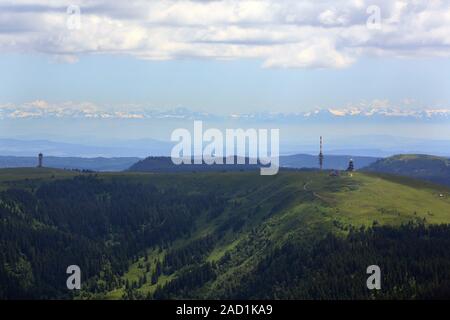 Tour de diffusion sur le Feldberg en Forêt-Noire avec une vue sur les Alpes Suisses Banque D'Images