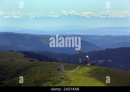 Tour de diffusion sur le Feldberg en Forêt-Noire avec une vue sur les Alpes Suisses Banque D'Images