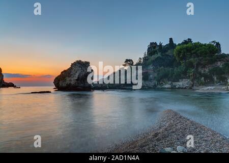 Lever du soleil sur la côte de Taormina en Sicile avec la belle Isola Bella Banque D'Images