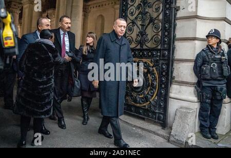 Londres, Royaume-Uni. 06Th Dec, 2019. Recep Tayyip Erdogan, le président de la Turquie, arrive à une réunion des quatre chefs de gouvernement de l'Allemagne, la France, l'Angleterre et la Turquie à Downingstrasse 10 avant le début de la véritable sommet de l'OTAN. L'objet de la réunion sera le conflit en Syrie. La réunion des chefs d'état et de gouvernement célébrera le 70e anniversaire de l'alliance militaire. Crédit : Michael Kappeler/dpa/Alamy Live News Banque D'Images