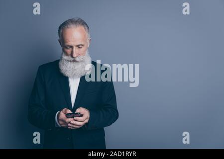 Portrait de sa belle il l'accent chic chic attrayante concentrée homme aux cheveux gris, portant l'aide de Tux Typing gadget appareil moderne message sms isoler Banque D'Images