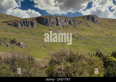 Colline de roches pourrait derrière la ville de Largs Ecosse à Ayrshire typique sur les terres agricoles bien sûr avec des arbres et des haies Banque D'Images