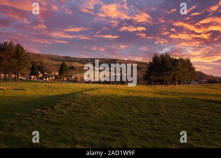 Un ensemble de tableaux ciel au-dessus de largs dans Ayrshire du Nord comme le soleil se couche sur le Clyde le flanc de Largs est baigné de couleurs au coucher du soleil. Banque D'Images