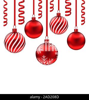 Set boules de verre rouge avec la serpentine pour Joyeux Noël, isolé sur fond blanc Banque D'Images